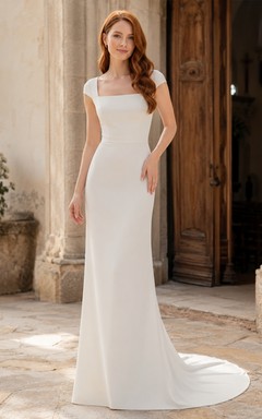 Vestido de novia sencillo de crepé con escote cuadrado y mangas cortas