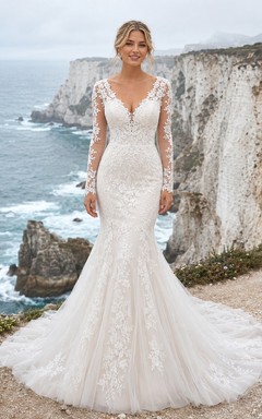 Brautkleid im Meerjungfrauenstil aus Spitze und Tüll mit trägerlosem Herzausschnitt, Schleppe und tiefem V-Ausschnitt am Rücken