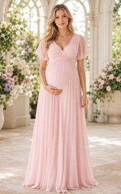 Umstandskleid aus zartrosa Chiffon mit dezentem V-Ausschnitt, flatternden Ärmeln und elegantem Schnitt