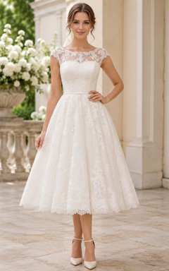 Vestido de novia vintage de corte A con escote barco, mangas cortas y encaje, estilo jardín.