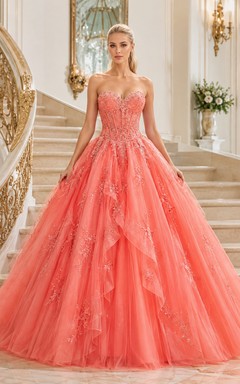 Vestido de quinceañera color coral sin tirantes, escote corazón, apliques de encaje, volantes, corsé, cola catedral
