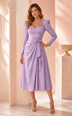 Vestido de noche formal elegante de color lavanda con cuello alto y hombros drapeados, estilo midi, ideal para invitadas.