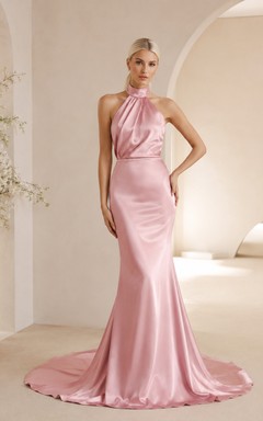 Vestido de novia de satén rosa rubor con cuello halter alto y espalda en V profunda.