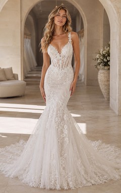 Robe de mariée sirène vintage en dentelle, décolleté en V profond, sans manches, traîne chapelle, ornée d'appliqués floraux, idéale pour une cérémonie.