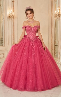 Vestido de quinceañera largo hasta el suelo, de tul fucsia intenso, con hombros descubiertos y mangas cortas.