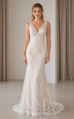 Vestido de novia sencillo de corte sirena con escote en V, tirantes y cola de encaje.