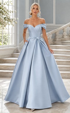 Elegante vestido de fiesta largo de satén azul cielo con escote corazón y lazo, sin hombros.