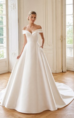 Robe de mariée classique en satin, épaules dénudées, traîne chapelle, corsage structuré