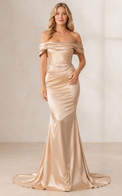 Elegantes, bodenlanges, champagnerfarbenes Meerjungfrauen-Kleid aus Satin mit schulterfreiem Schnitt und kurzen Ärmeln