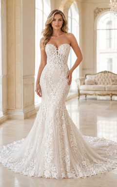Robe de mariée sirène bustier en tulle et dentelle florale, décolleté cœur et traîne chapelle