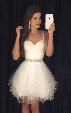 Robe courte en organza à fines bretelles perlées et décolleté en cœur