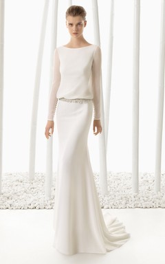Vestido griego de estilo antiguo con cintura baja adornada con cuentas.