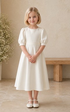 Adorable vestido de niña de flores con corte en A, cuello joya y mangas abullonadas, de satén blanco, ideal para celebraciones en el jardín.