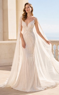Robe de mariée fourreau en dentelle à col V, bretelles drapées, dos nu plongeant et traîne chapelle