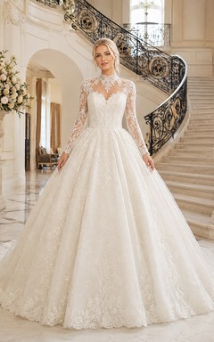Vestido de novia de encaje de manga larga, corte en A, con cola catedral y detalles decorativos para la ceremonia.