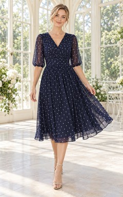 Vestido de invitada de boda vintage azul marino de largo midi con escote en V, mangas transparentes, gasa con lunares, fruncido y falda acampanada.