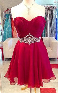 Elegantes, kurzes Chiffonkleid in A-Linie mit herzförmigem Ausschnitt und Perlenstickerei