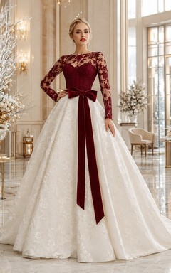 Burgunderrotes Brautballkleid mit Schleife, hohem Kragen, langen Ärmeln und Schleppe – ein luxuriöses, romantisches Kleid