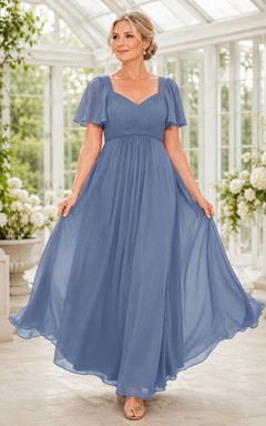 Elegantes, bodenlanges Chiffonkleid in Stahlblau mit A-Linien-Schnitt, V-Ausschnitt, Empire-Taille, flatternden Ärmeln und weitem Rock – perfekt für die Mutter der Braut.