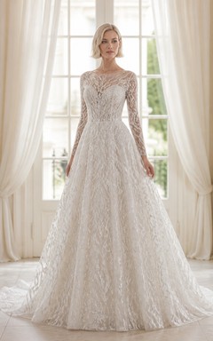 Vestido de novia tradicional de encaje con mangas largas y corte en A para novias mayores.