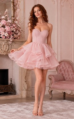 Kurzes, asymmetrisches Cocktailkleid aus rosafarbenem, herzförmigem Korsett mit Lagenrock aus Organza und Rüschen für den Abschlussball