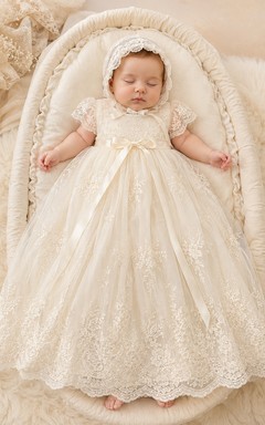 Vestido de bautizo color champán, corte A, largo hasta los tobillos, cuello joya, manga corta, tul, encaje, lazo en la espalda, botones en la espalda.