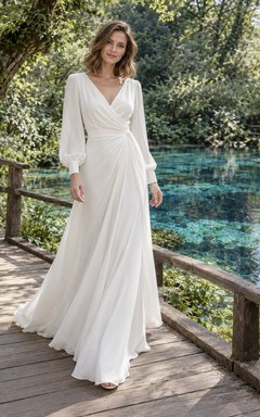 Vestido de novia sencillo de gasa con escote en V y manga larga, corte en A y espalda descubierta.