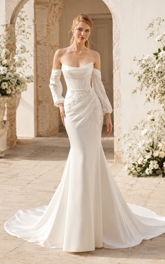 Robe de mariée sirène traditionnelle en satin, col carré, manches amovibles, traîne chapelle. Idéale pour les mariages à destination.