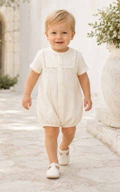 Pelele de bautizo tipo burbuja de manga corta con babero de encaje color crema para bebé niño.