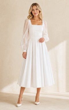 Langärmeliges, schlichtes weißes Kleid in Teelänge mit eckigem Ausschnitt und A-Linien-Schnitt