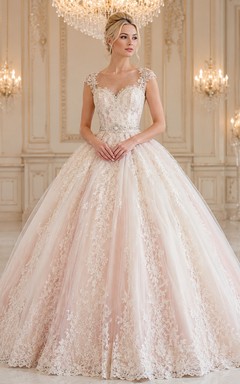 Vestido de fiesta formal de princesa para quinceañera, color marfil rosado, con mangas cortas y encaje ilusión.