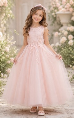 Robe de demoiselle d'honneur en dentelle rose poudré et tulle, coupe trapèze, col rond, longueur thé