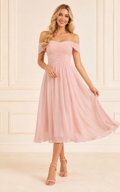 Zartrosa schulterfreies Chiffon-Brautjungfernkleid mit kurzen Ärmeln und Falten