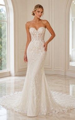 Robe de mariée sirène bustier en dentelle à appliqués floraux et traîne cathédrale