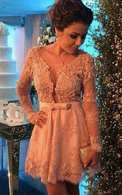 Zartes kurzes Cocktailkleid mit V-Ausschnitt, Spitzenapplikationen und langen Ärmeln