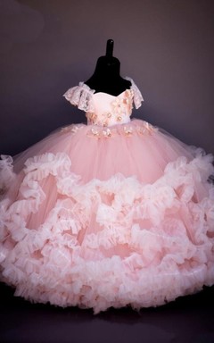 Robe de demoiselle d'honneur bustier cœur à volants ornée d'appliqués et de perles