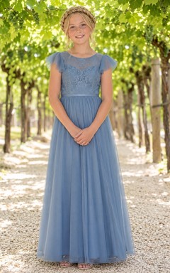 Stahlblaues Brautjungfernkleid im A-Linien-Schnitt mit kurzen, eckigen Ärmeln und Spitzendetails – romantisch