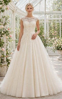 Robe de mariée romantique à traîne, décolleté en cœur, dentelle illusion et boutons en tulle, style bateau