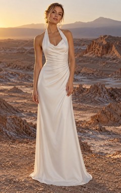 Vestido de novia sencillo de satén con escote halter tipo drapeado y corpiño fruncido lateral.