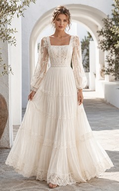 Robe de mariée longue en tulle à volants, coupe trapèze, col carré, manches longues et dos zippé festonné