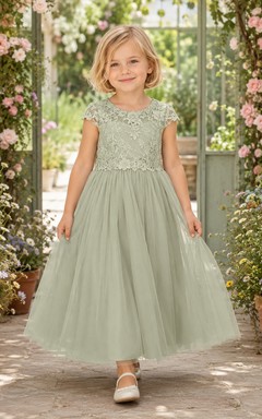 Blumenmädchenkleid aus salbeifarbenem Tüll in A-Linie mit Rundhalsausschnitt und knielanger Silhouette, verziert mit einer Schärpe