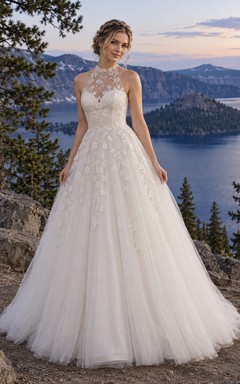 Vestido de novia de gala con cuello alto, apliques de tul y satén con encaje floral y espalda transparente.