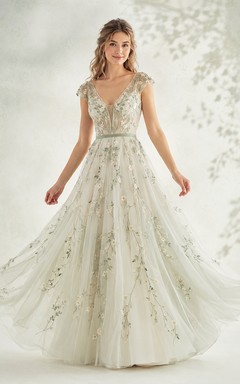 Vestido de novia bohemio de corte A con cola larga, escote en V y mangas cortas, en tul floral color celadón.