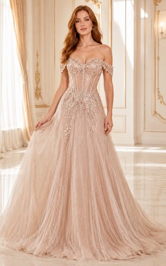 Vestido de fiesta de corte A de tul color champán con hombros descubiertos y corpiño con apliques de encaje.