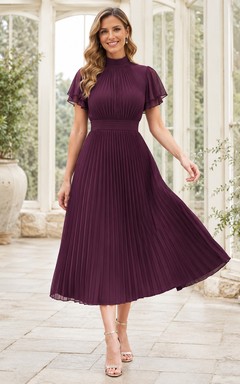 Vestido midi plisado de cuello alto y mangas con volantes color ciruela para invitada