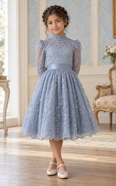 Vestido de niña de flores azul con cuello alto, manga larga, estampado floral y lazo en la espalda, largo hasta la rodilla.