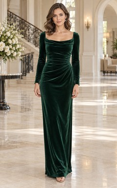 Vestido de invitada largo hasta el suelo, de terciopelo esmeralda con escote cuadrado y mangas largas.