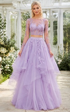 Vestido de fiesta romántico de dos piezas color lavanda con escote barco, mangas largas, encaje floral y tul, con volantes y largo hasta el suelo.