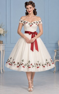 Rockabilly-Brautkleid in A-Linie, schulterfrei, mit Kirschstickerei, roter Schärpe und Teelänge