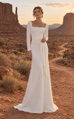 Einfaches, langärmeliges, eckiges Meerjungfrauen-Brautkleid aus Stretch-Crêpe mit Schärpe, boden